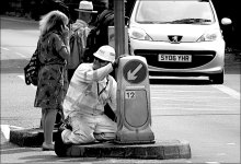 Man repairing traffic Island light Heavitree Road Exeter P1011357.JPG